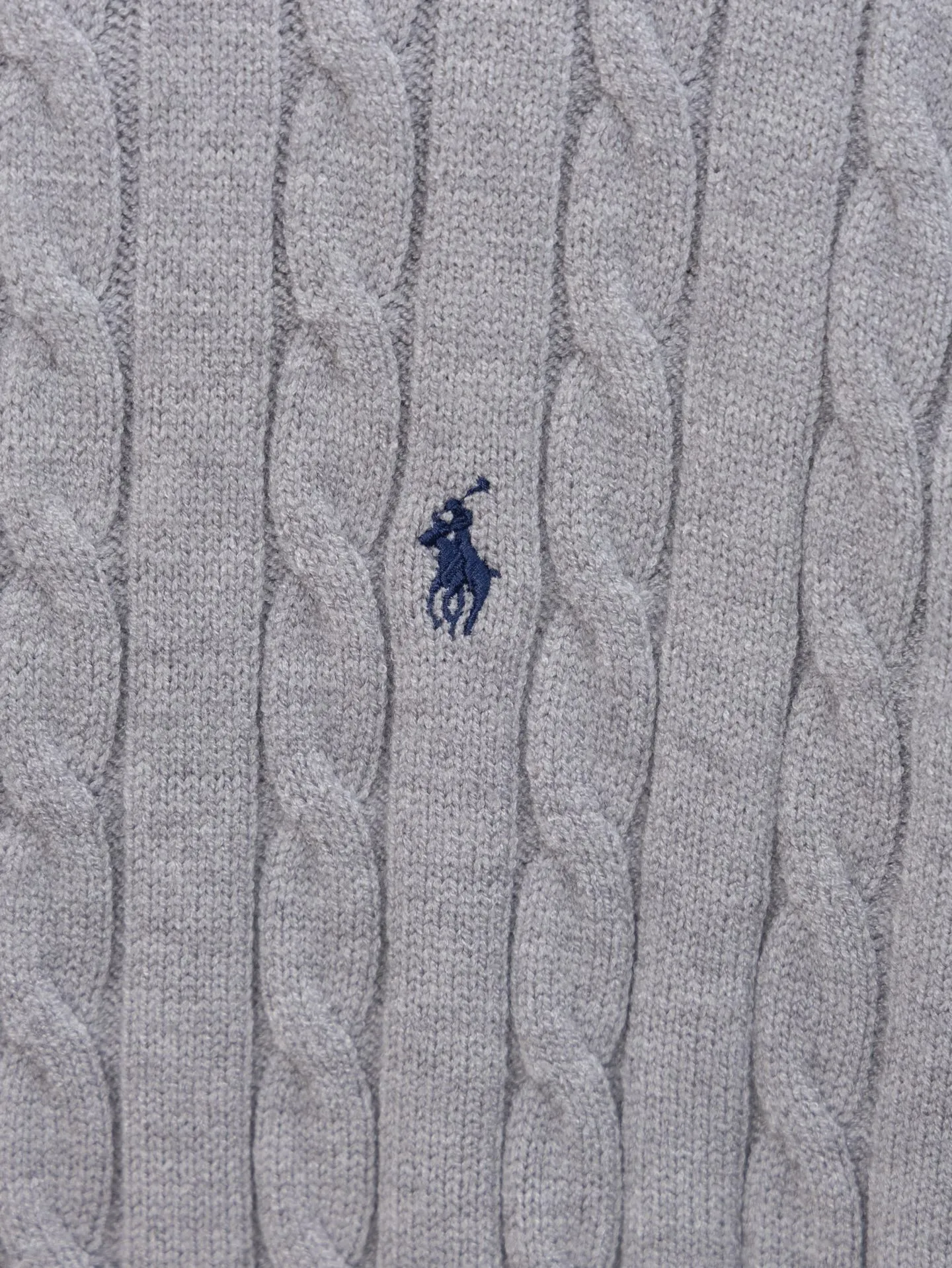 P230 Model No. J0132 Ralph Lauren classic pony embroidered stand-collar knitted sweater. Made of 400 cotton gauze fabric with clear lines. Original order customization 1:1 smooth and delicate lines. Better hand feel. Not easy to deform, not easy to shrink, not easy to fade. Maintains long-lasting beauty. Color Gray Black Size S-XL